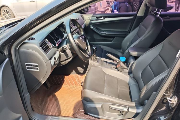 Used Volkswagen Sagitar 2015 1.6L Manual Comfort Model
