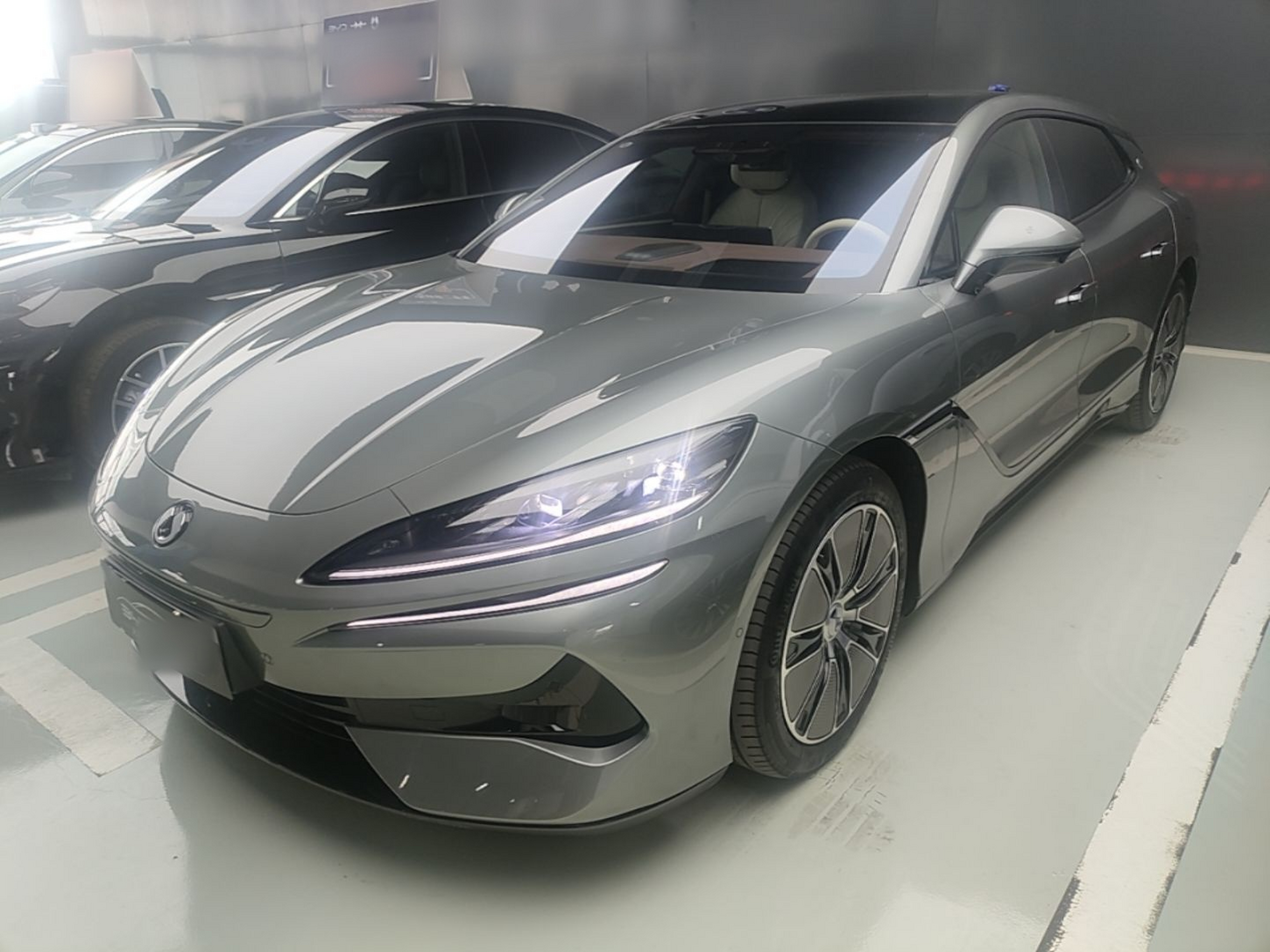 Под передней частью автомобиля
