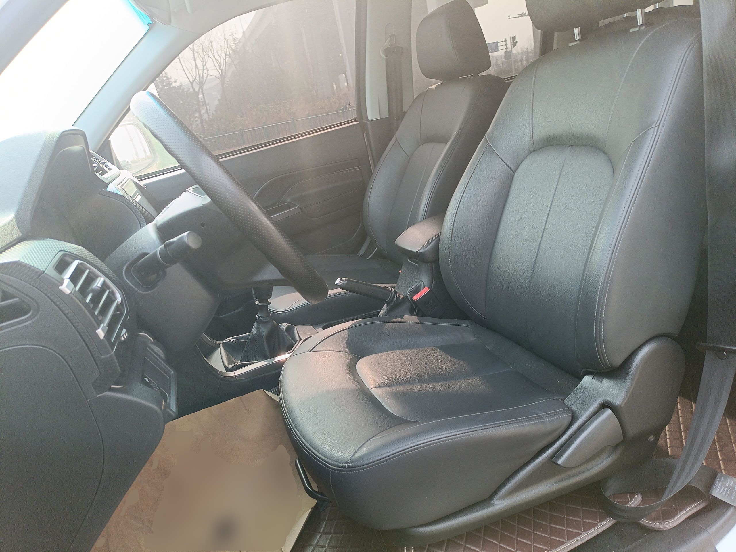 المقاعد الأمامية داخل السيارة