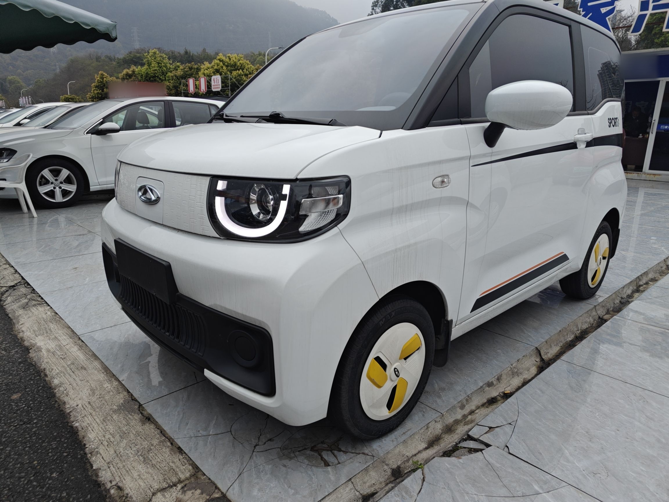 Под передней частью автомобиля