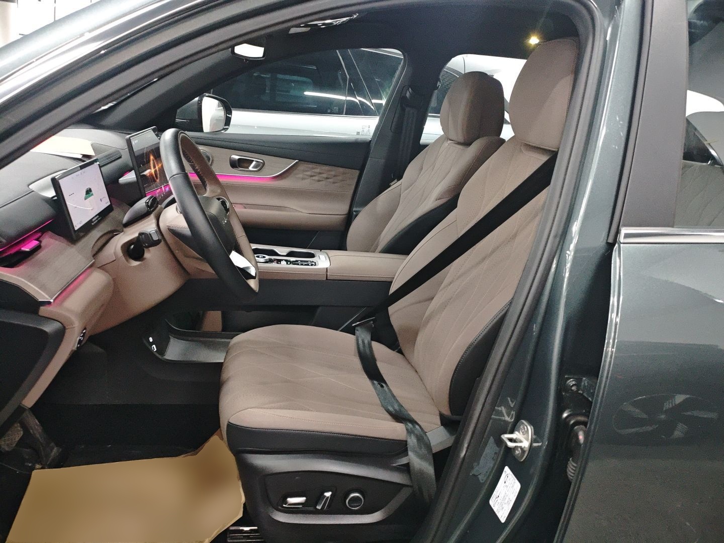 Переднее сиденье в автомобиле