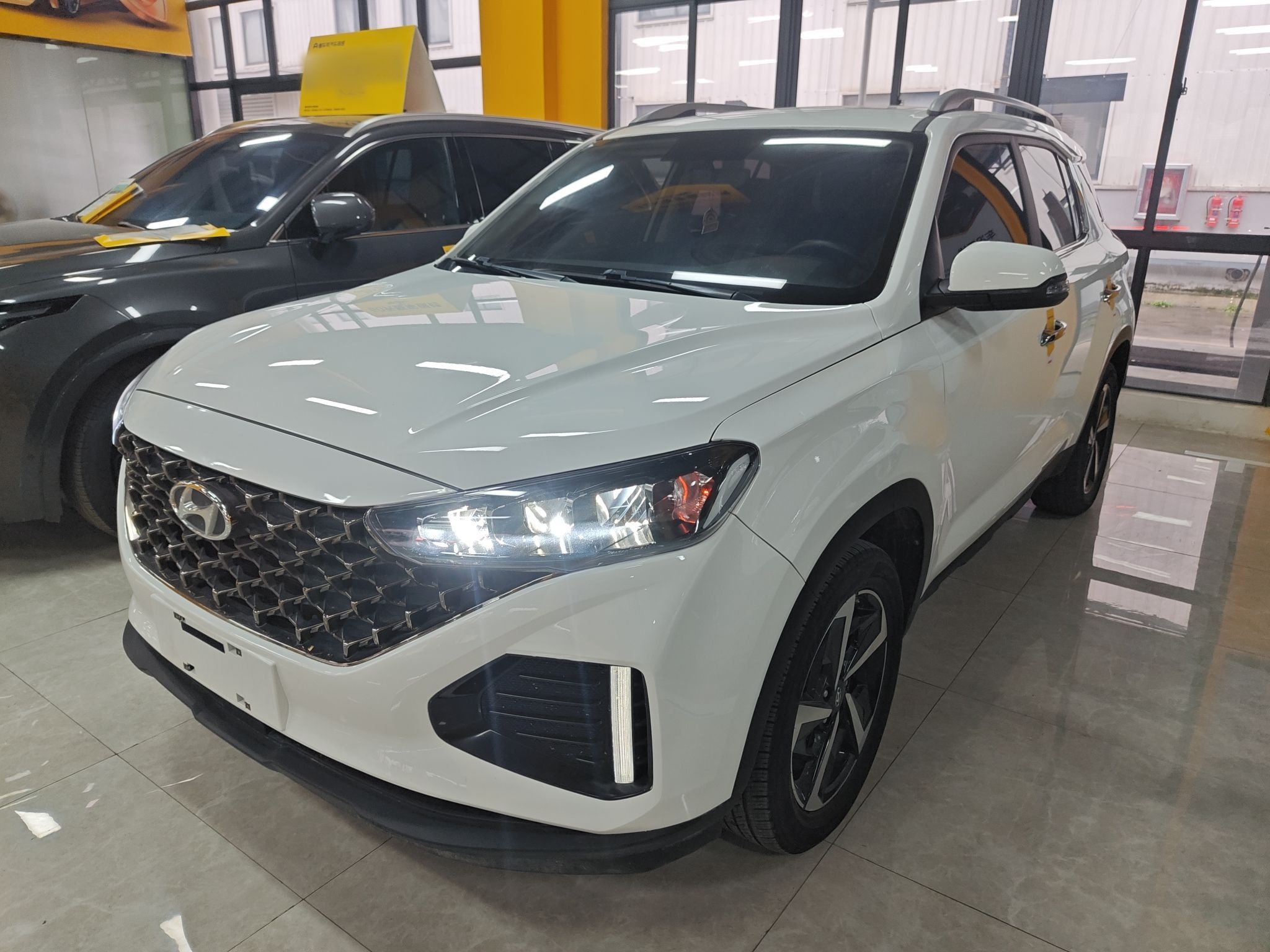 تحت مقدمة السيارة