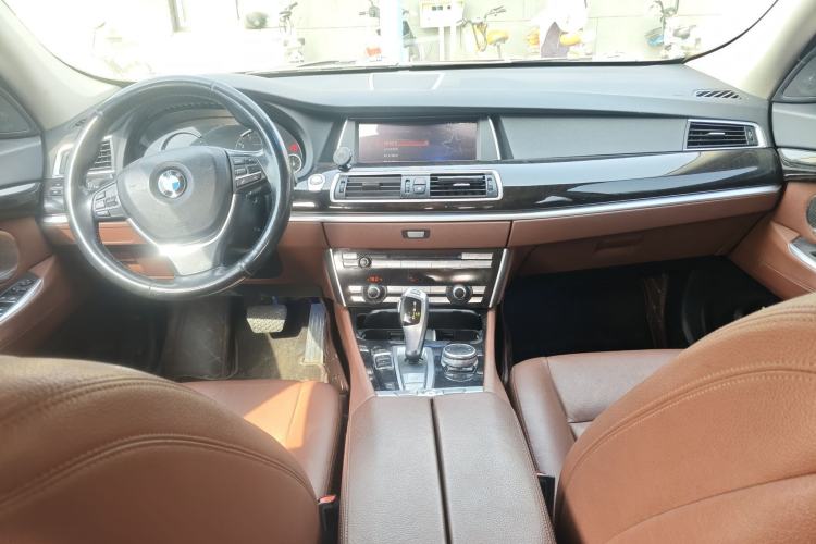 Used BMW 5 Series GT 2015 528i Leading Model Center Console