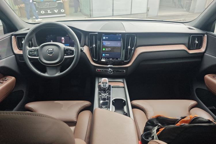 Used Volvo XC60 2023 B5 4x4 Smart Luxury Edition Center Console