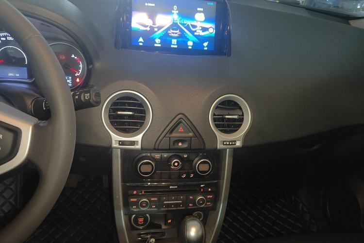 Used Renault Koleos 2014 Revised Version 2.0L Two-Wheel Drive Fashion Edition Audio And AC Panel