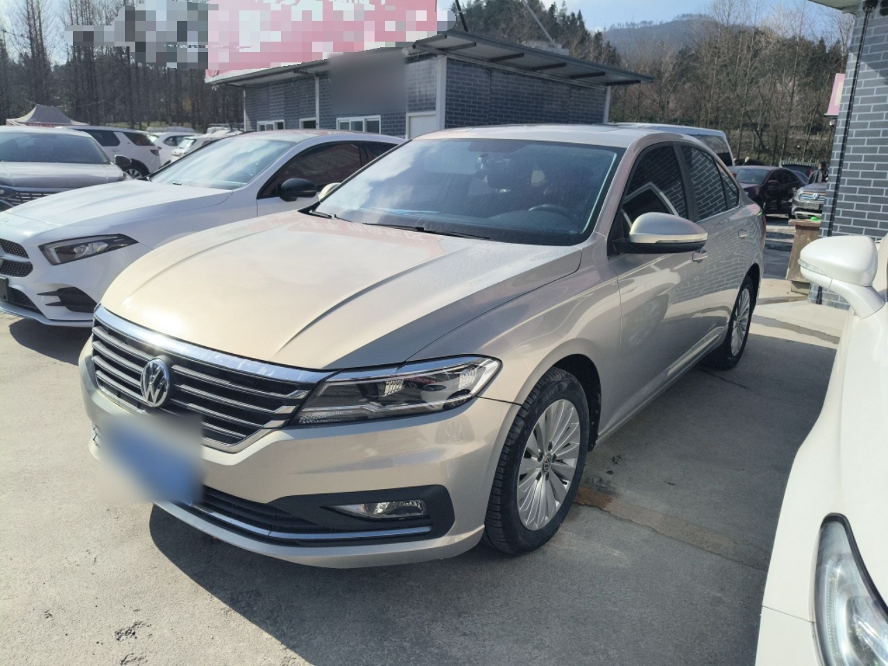 Под передней частью автомобиля