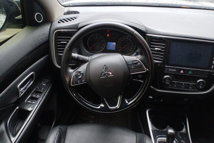 Used Mitsubishi Outlander 2018 2.0L Two-Wheel Drive Glory Edition 5 Seats Steering Wheel