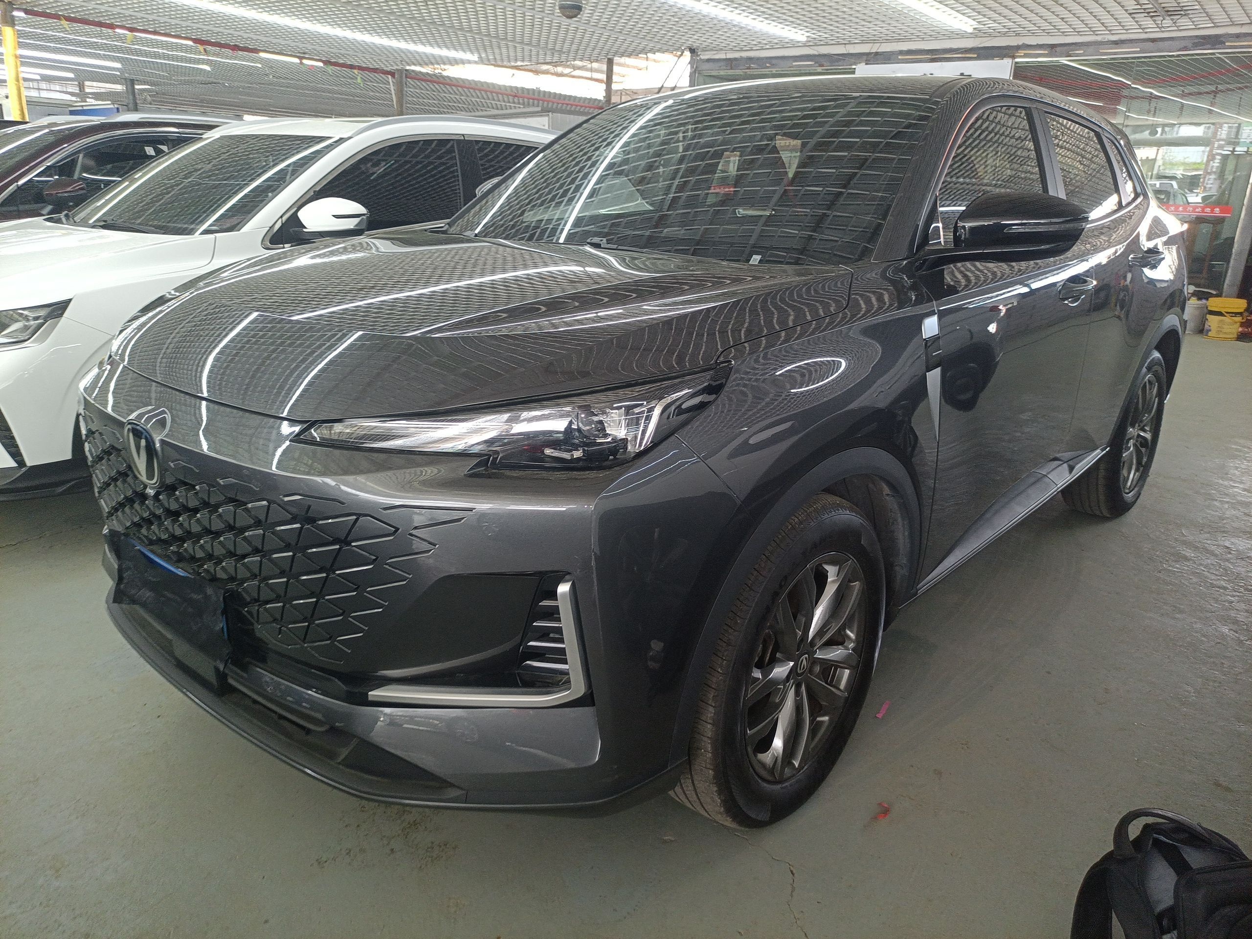 تحت مقدمة السيارة