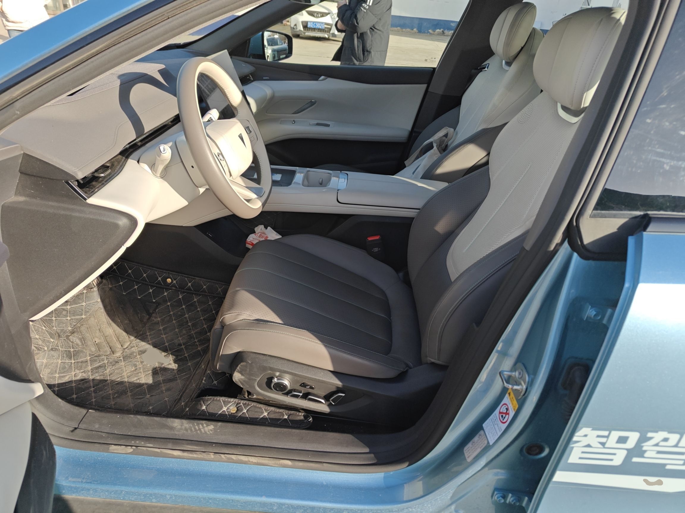 Переднее сиденье в автомобиле