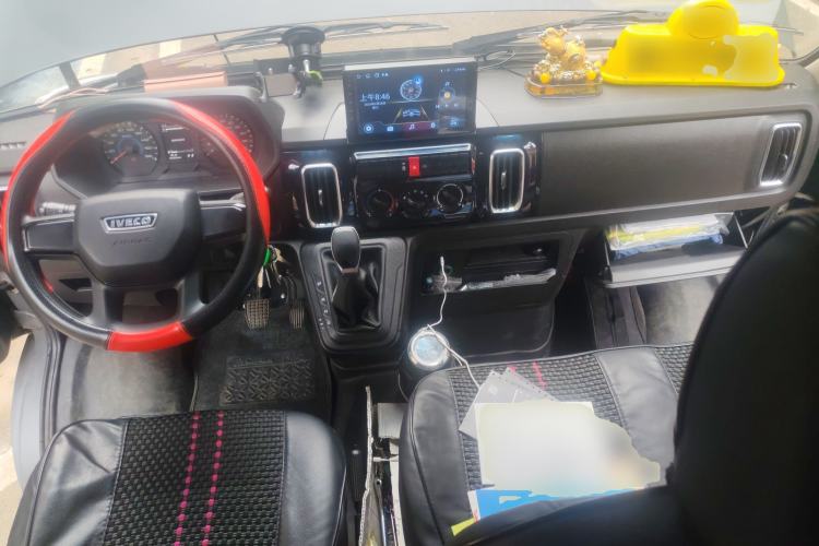 Used Iveco Daily 2023 2.5T A35M1 Multi-Purpose Passenger Vehicle Short Wheelbase Mid-Roof Design Single Tire Side-Sliding Door Automatic Transmission
