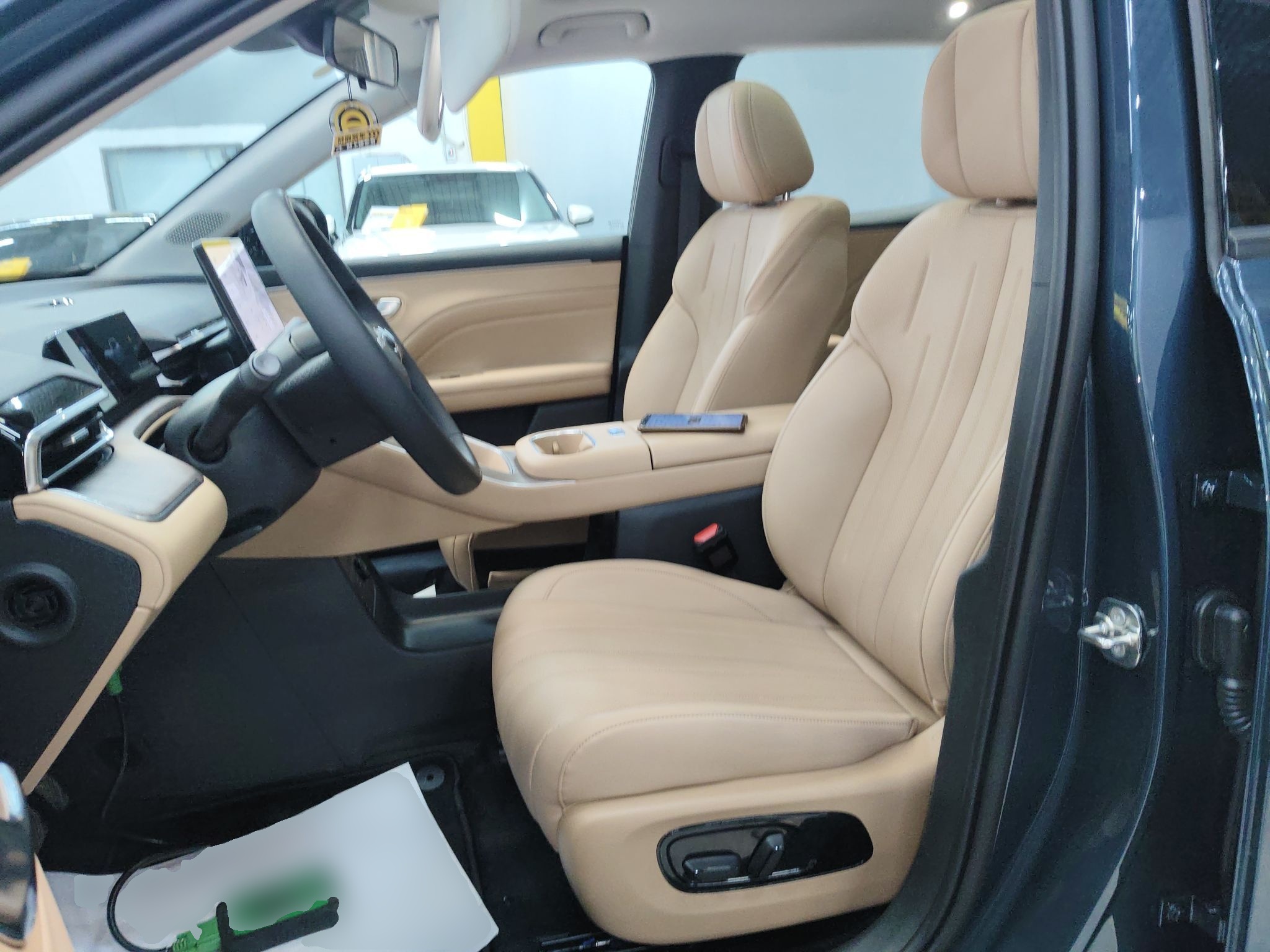 المقاعد الأمامية داخل السيارة