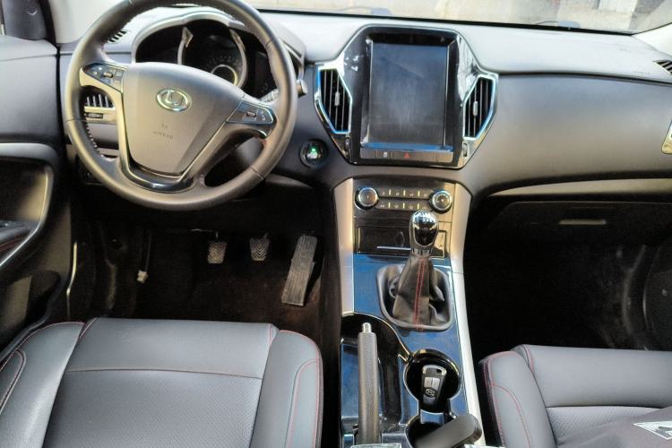 Used Huatai Santa Fe 2016 1.5T Gasoline Manual Two-Wheel Drive Smart Enjoyment i3 Model Center Console