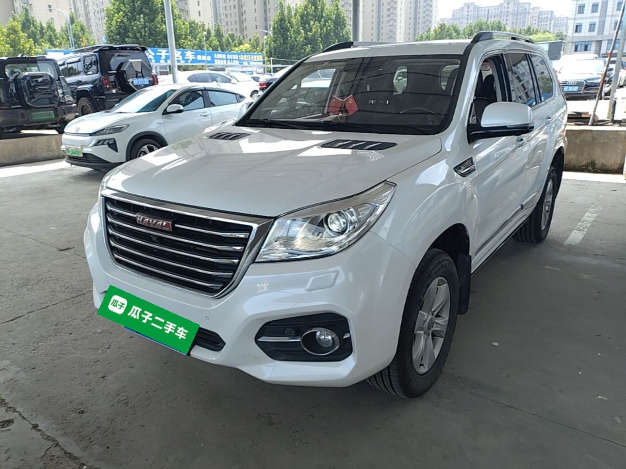 Под передней частью автомобиля