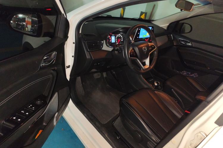 Used Baojun 310W 2018 1.5L Automatic Luxury Version China V Driver Seat