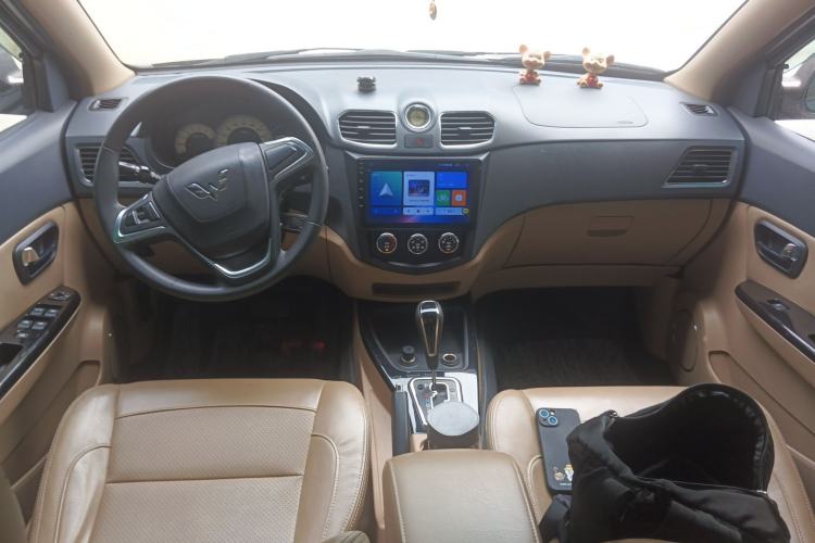 Used Wuling Hongguang 2014 1.5L S Automatic Luxury Model Center Console