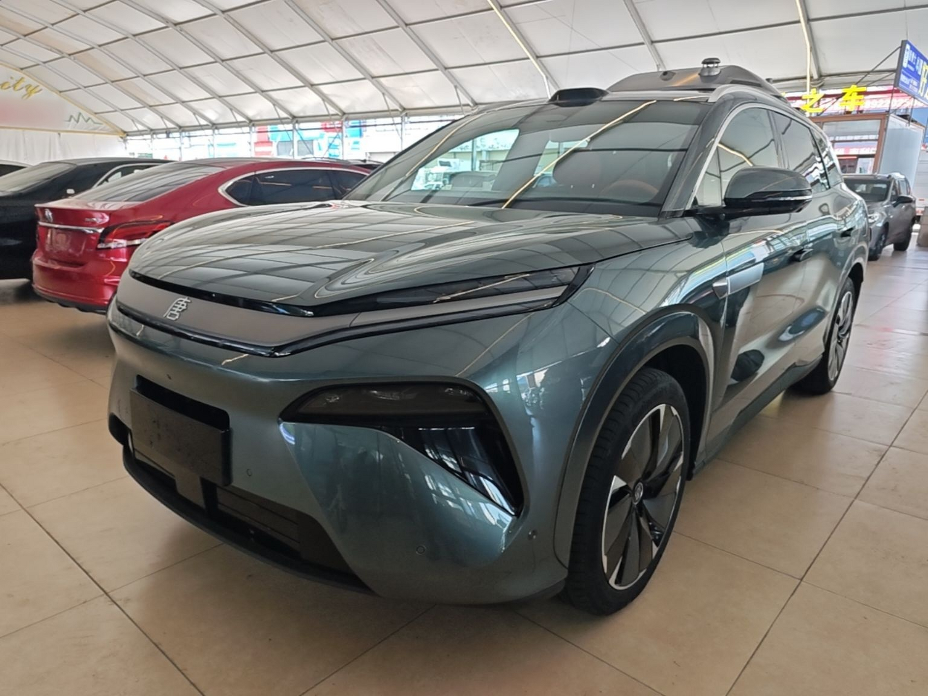 Под передней частью автомобиля