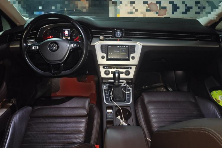 Used Volkswagen Variant 2016 380TSI Two-Wheel-Drive Style Edition Center Console