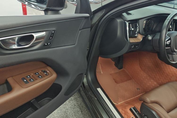 Used Volvo XC60 2021 T5 4x4 Smart Luxury Edition Driver Seat