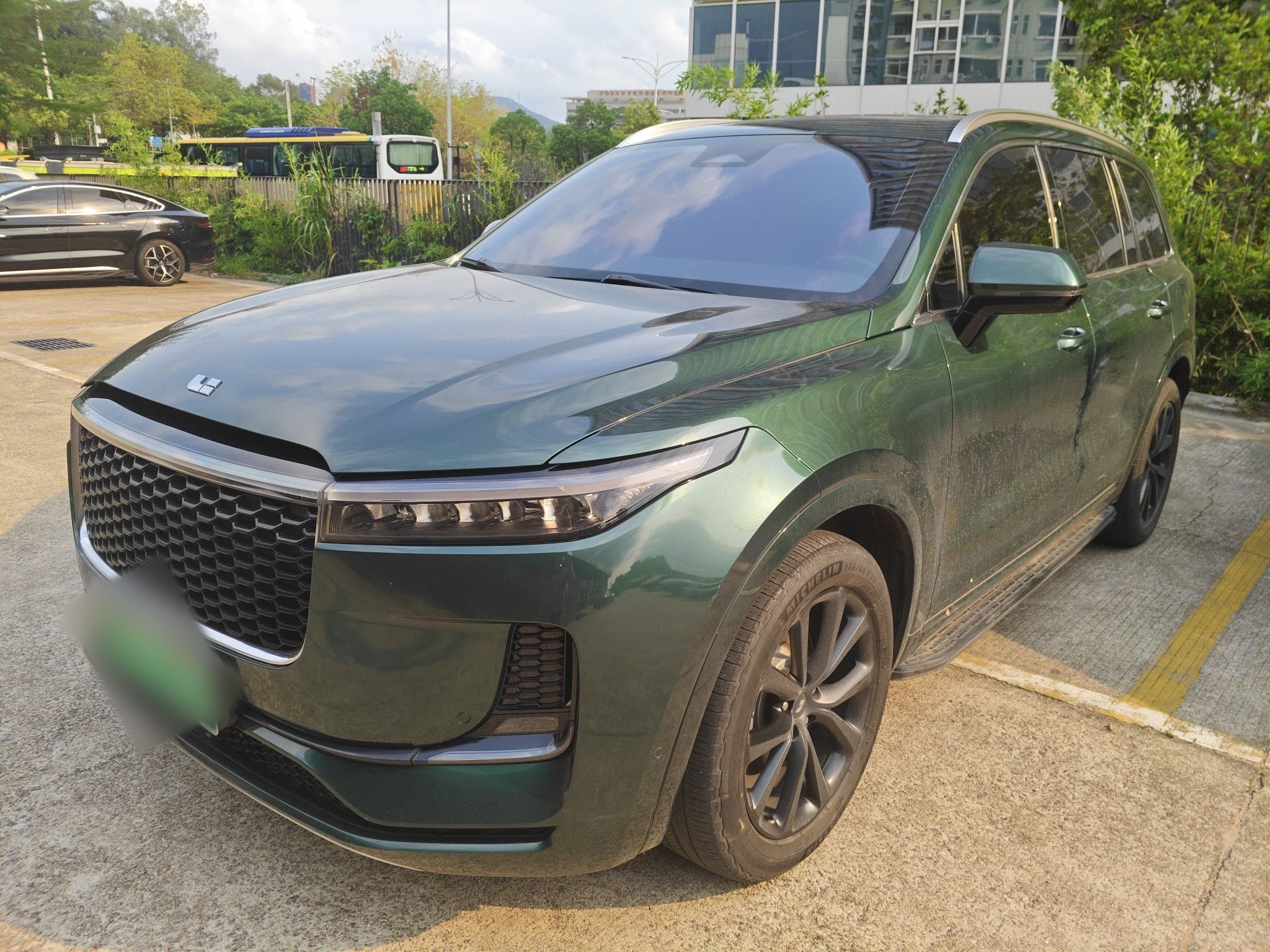 Под передней частью автомобиля