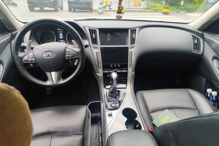 Used Infiniti Q50L 2015 2.0T Enjoyment Edition Center Console