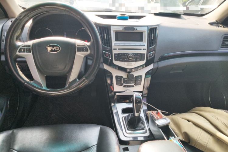 Used BYD e5 2016 300 Luxury Edition Center Console