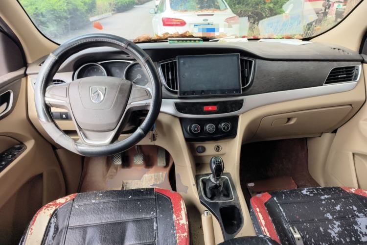 Used Baojun 730 2016 Revised 1.5L Manual Standard Version 7 Seats China V Emission Standard Center Console