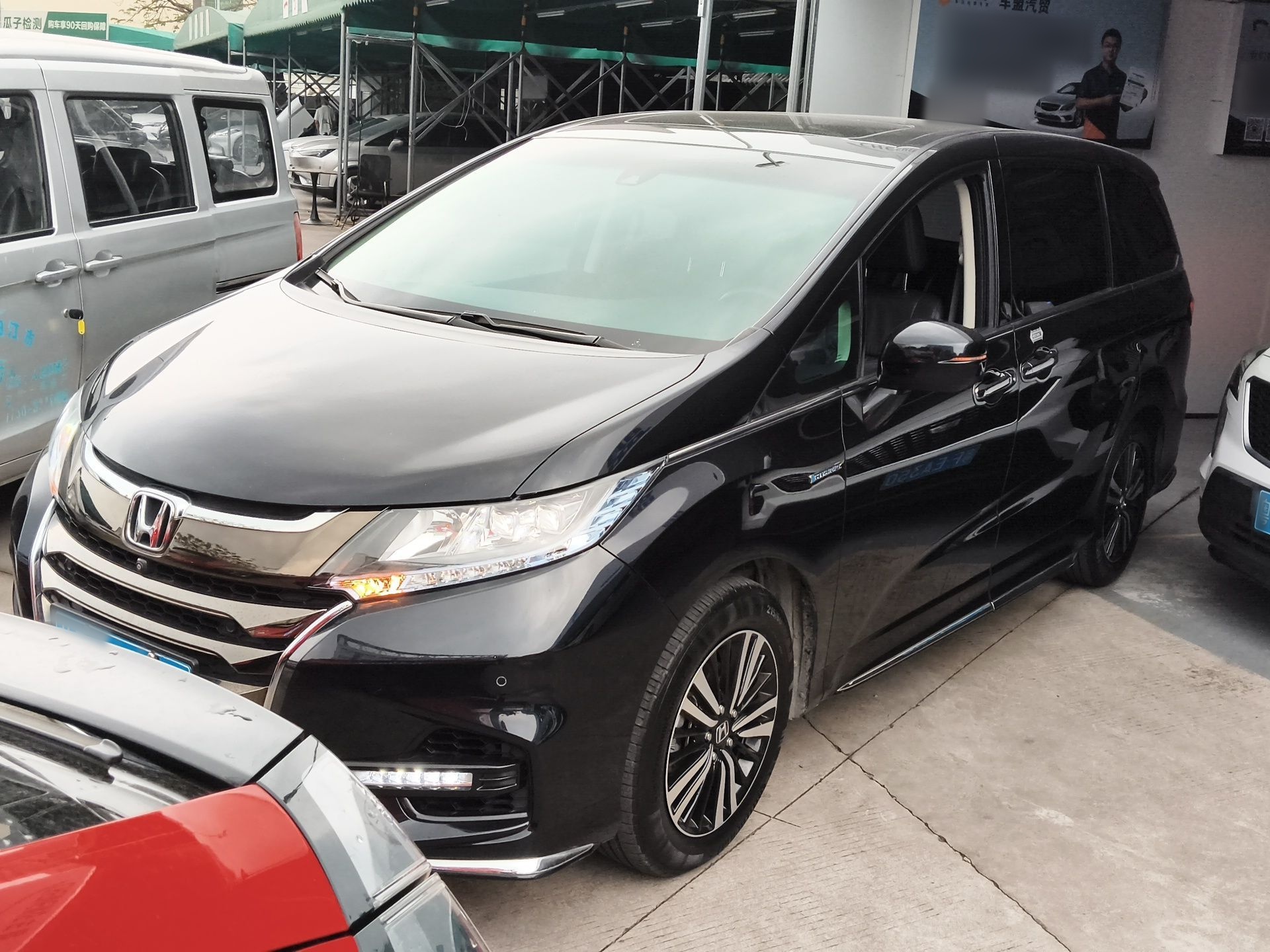 Под передней частью автомобиля