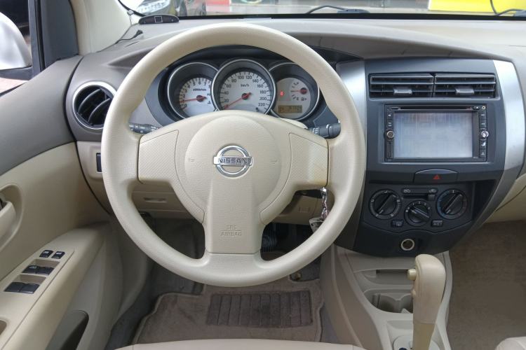 Used Nissan Livina 2010 Jingyue Edition 1.6L Automatic All-in-One Model Steering Wheel