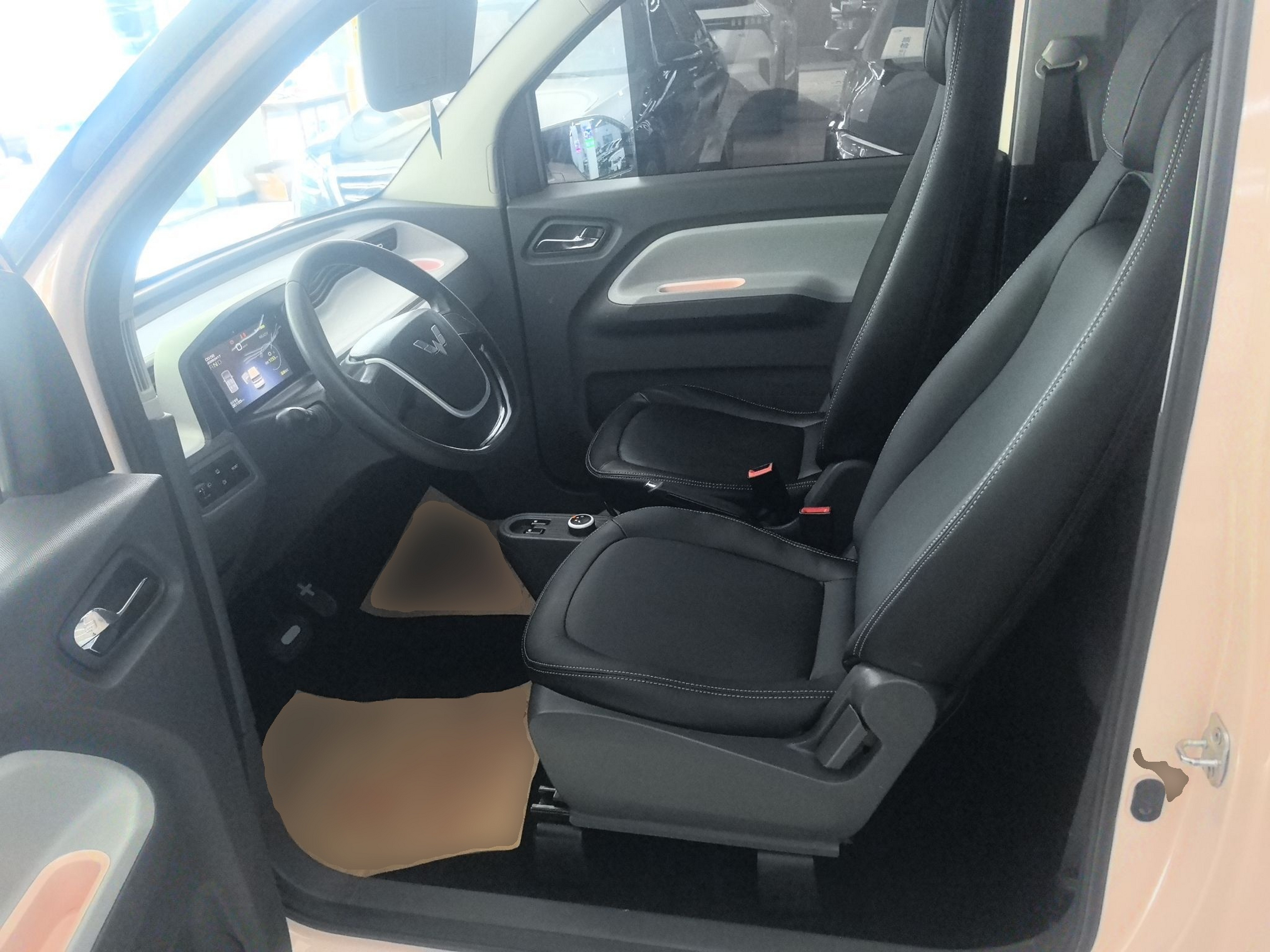 المقاعد الأمامية داخل السيارة