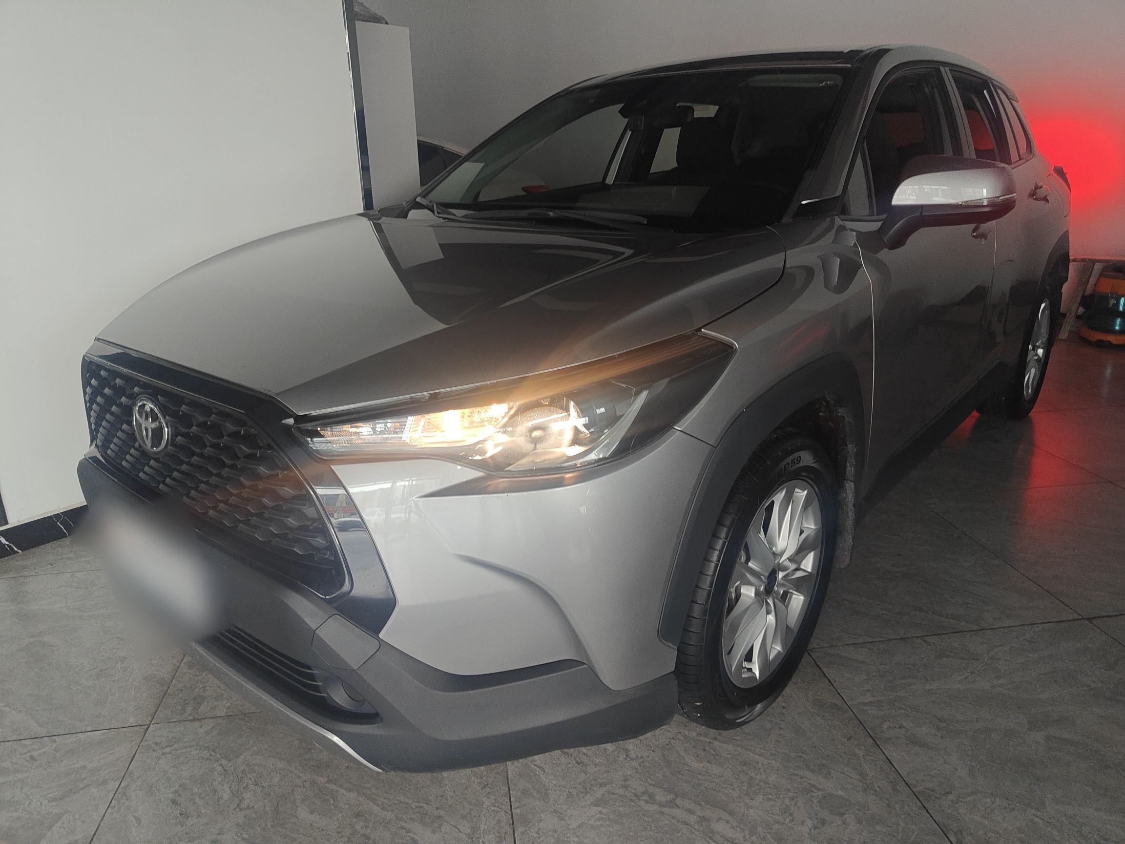 تحت مقدمة السيارة