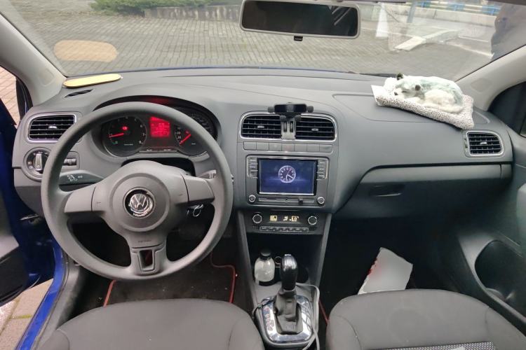 Used Volkswagen Polo 2013 1.6L Automatic Comfort Edition Center Console