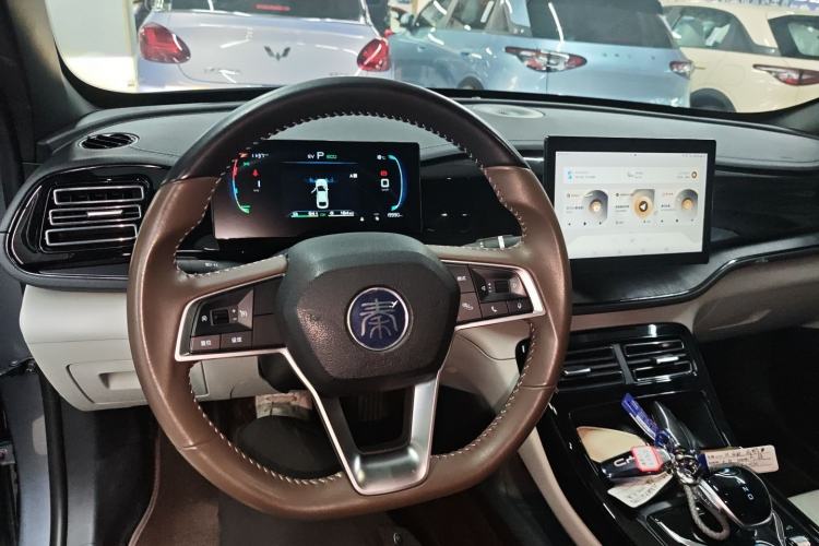 Used BYD Qin PLUS 2024 HONOR Edition DM-i 55KM Leading Model Center Console