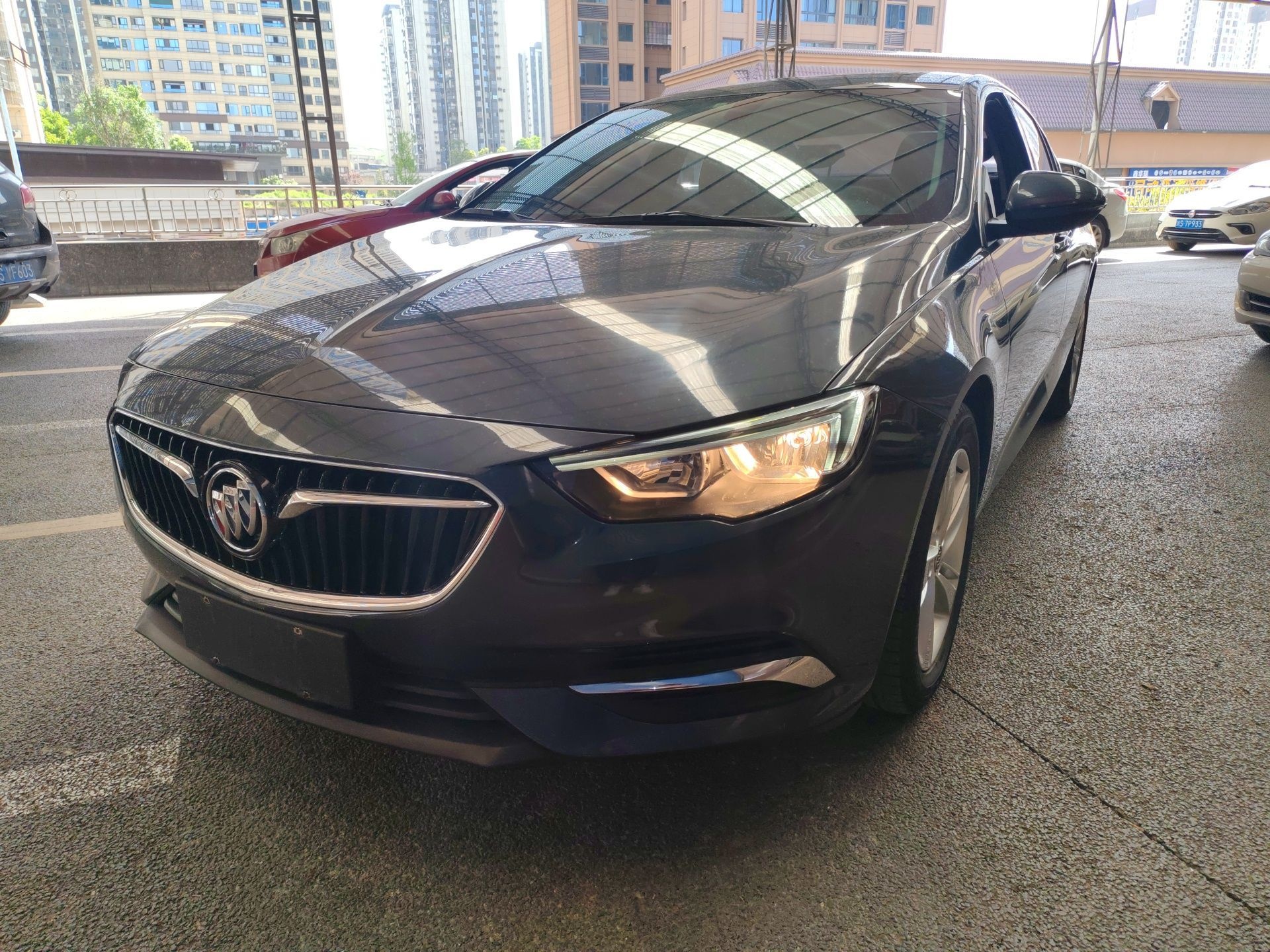 تحت مقدمة السيارة