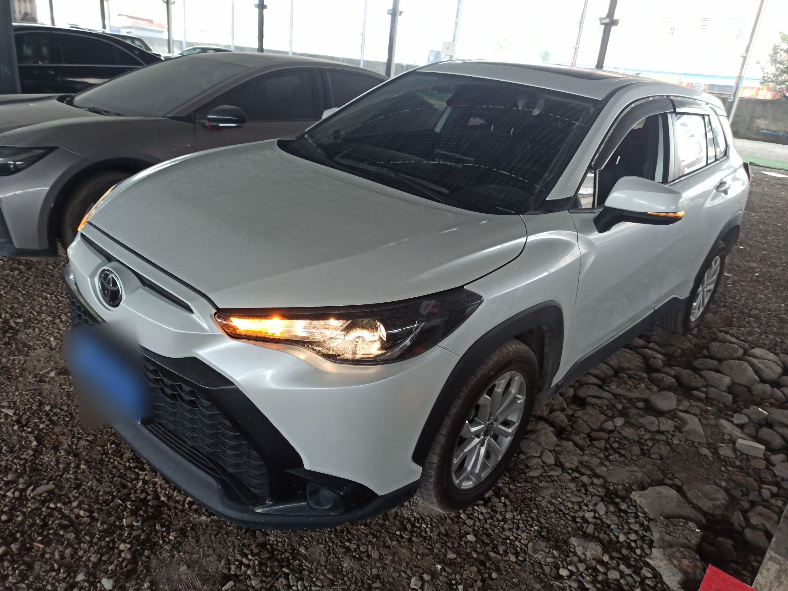 Под передней частью автомобиля