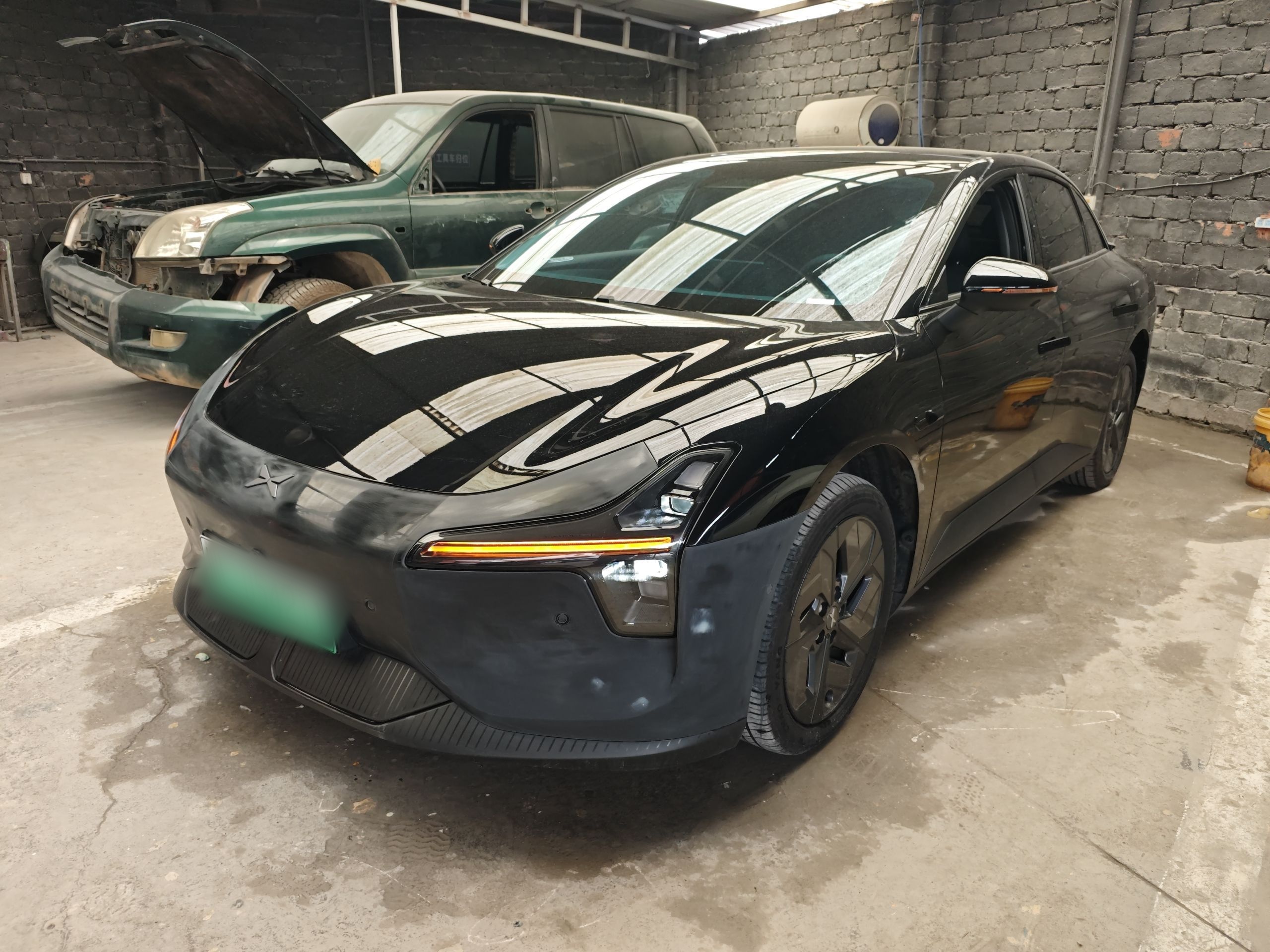 تحت مقدمة السيارة