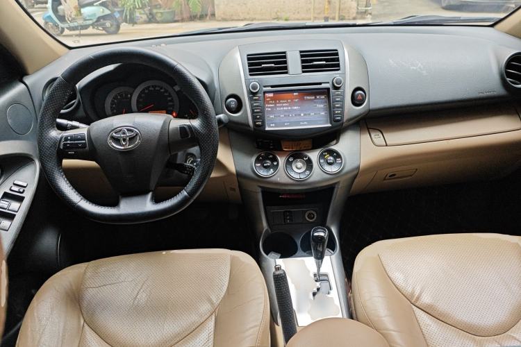 Used Toyota RAV4 2012 Luxurious 2.4L Automatic 4x4 with Stylish Features
