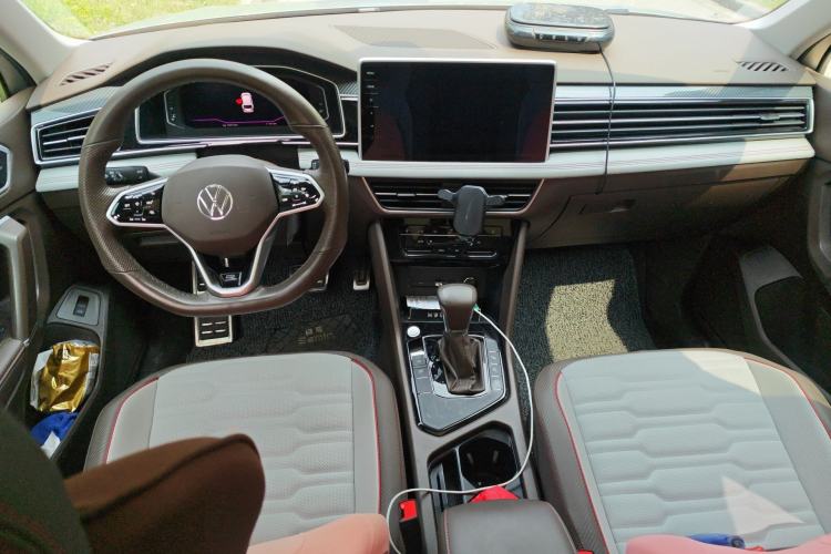 Used Volkswagen Tiguan L 2023 330TSI Automatic Two-Wheel Drive R-Line Flagship Edition Center Console