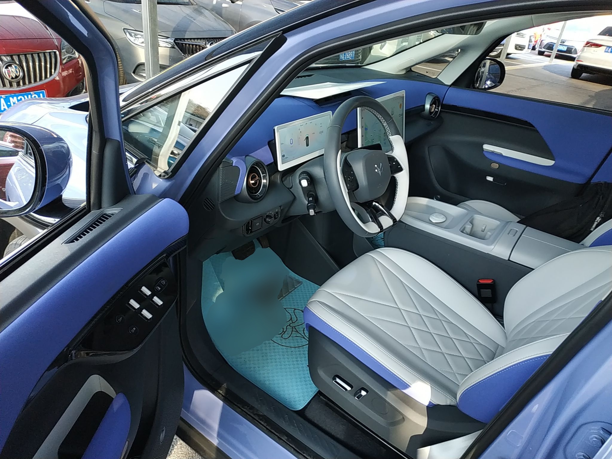 المقاعد الأمامية داخل السيارة