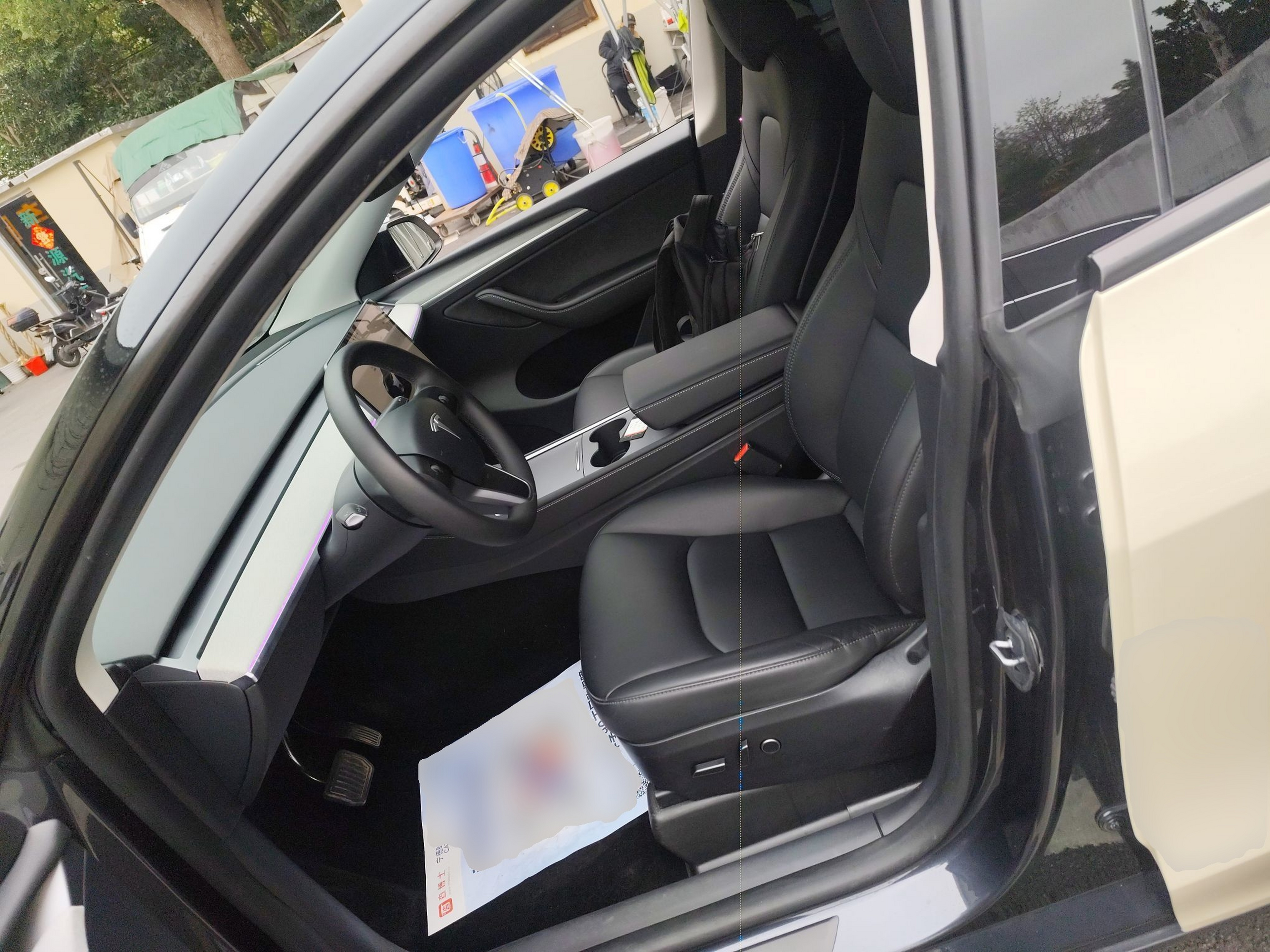 المقاعد الأمامية داخل السيارة