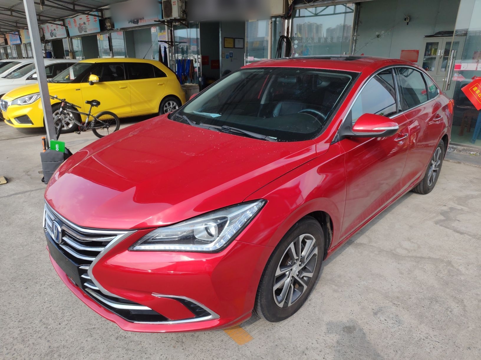 تحت مقدمة السيارة