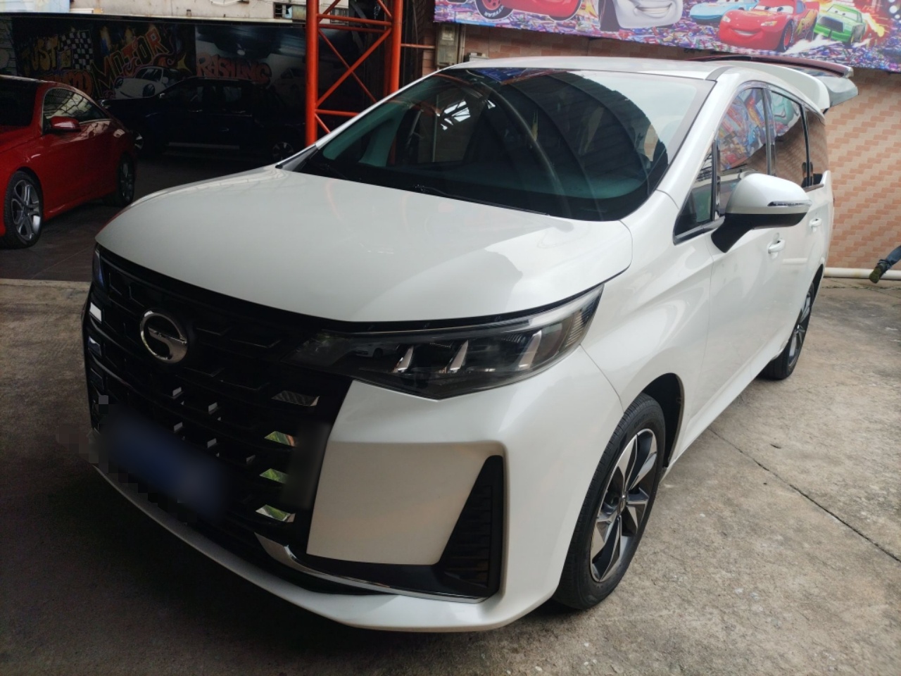 تحت مقدمة السيارة