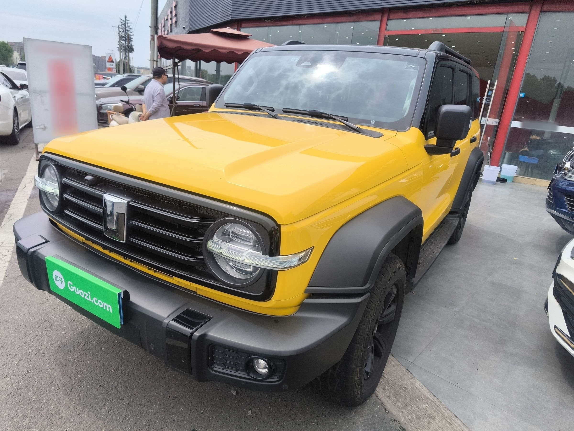 تحت مقدمة السيارة