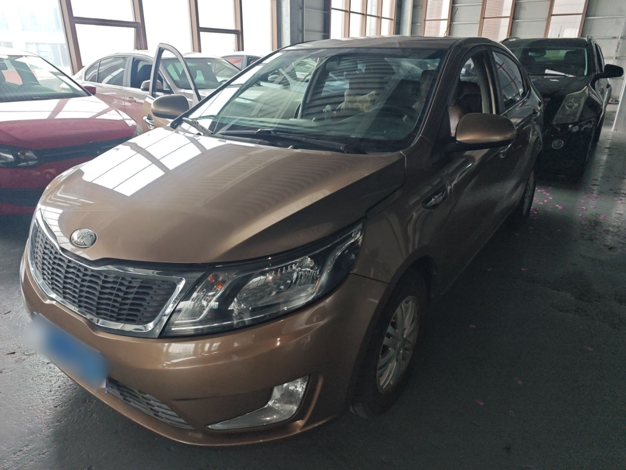 تحت مقدمة السيارة