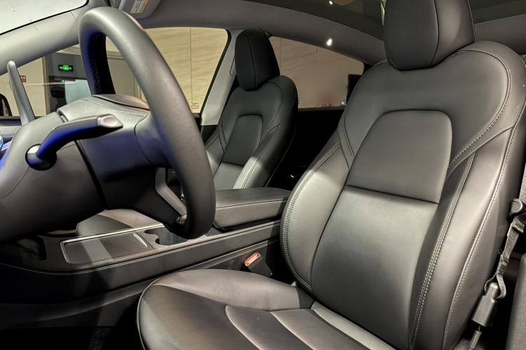 Used Tesla Model Y 2024 Rear-Wheel-Drive Version Interior 2