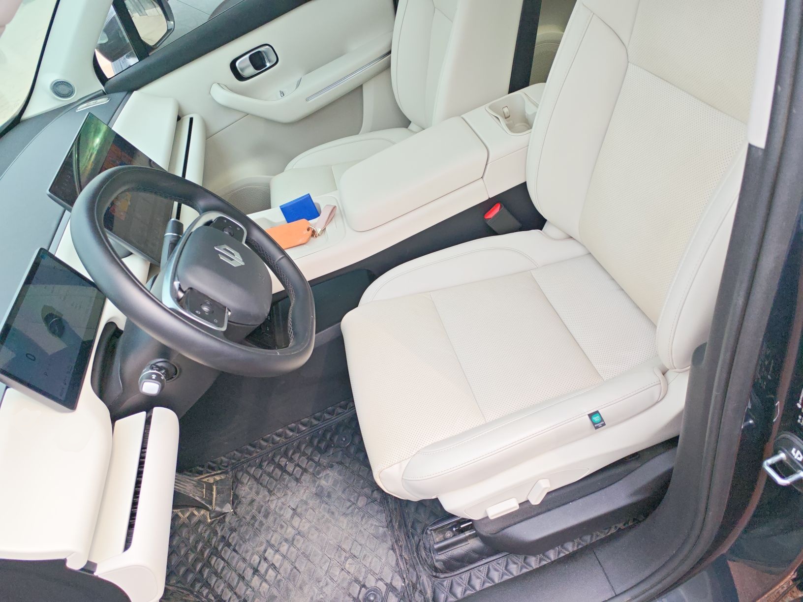 Переднее сиденье в автомобиле