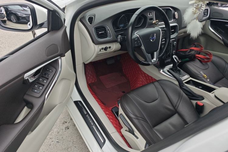 Used Volvo V40 2015 1.6T Zhiyi Edition
