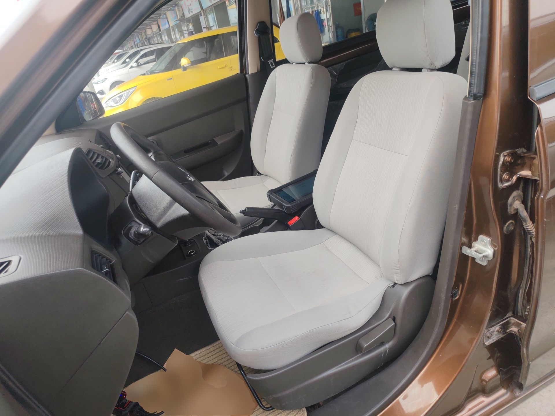 المقاعد الأمامية داخل السيارة