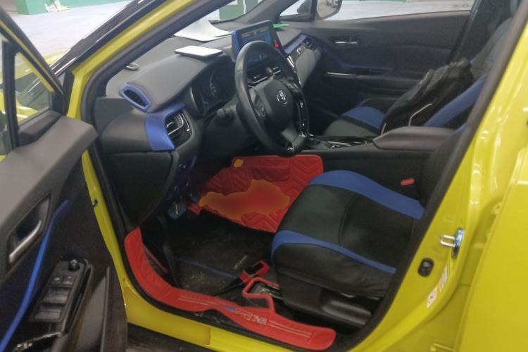 Used Toyota C-HR 2018 2.0L Luxury Sunroof Version China V Emission Standard Interior 3