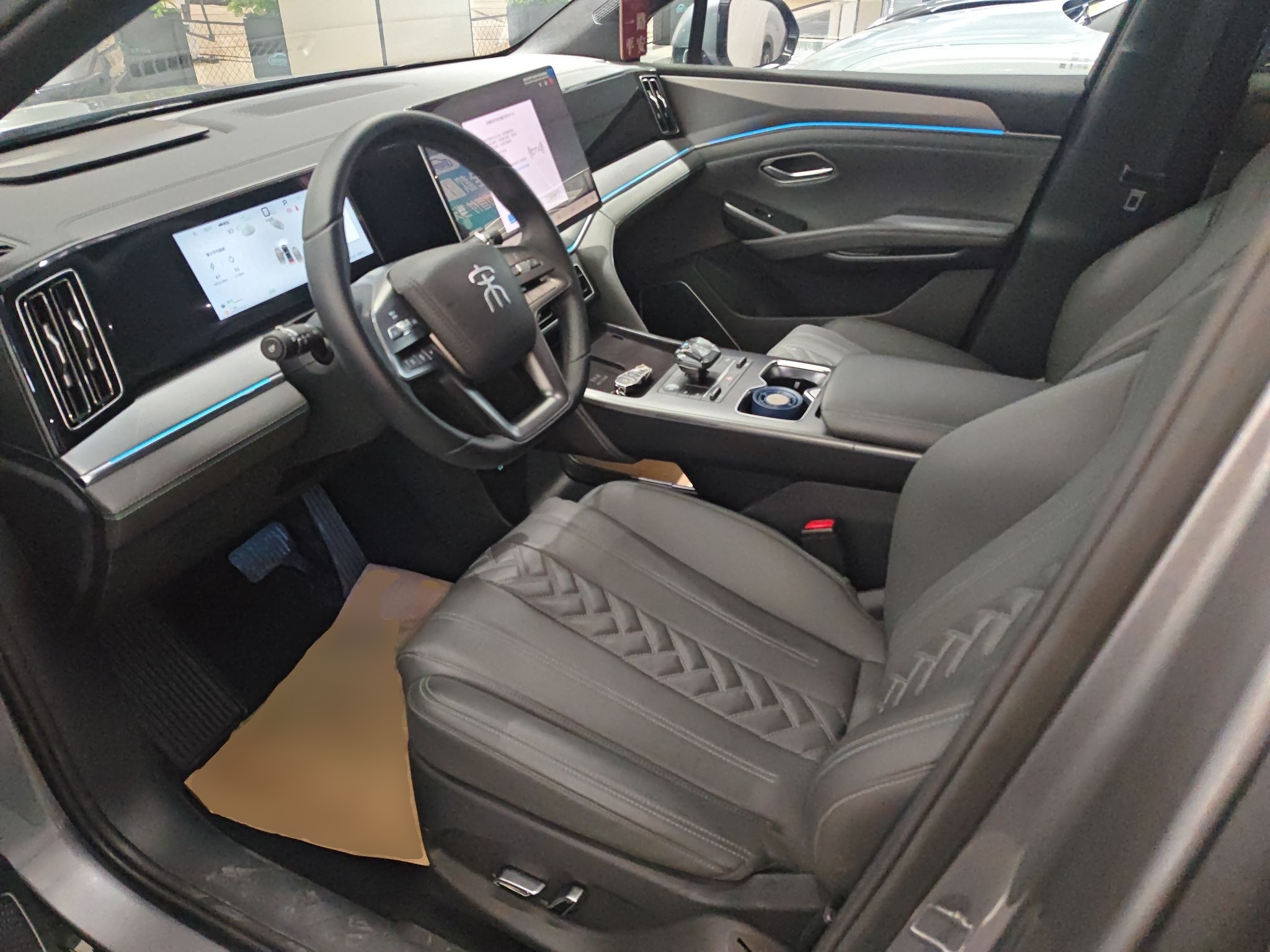 المقاعد الأمامية داخل السيارة