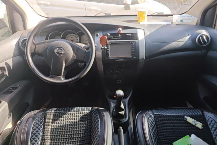 Used Nissan Livina 2010 Jingyue Edition 1.6L Manual All-Around Model Center Console
